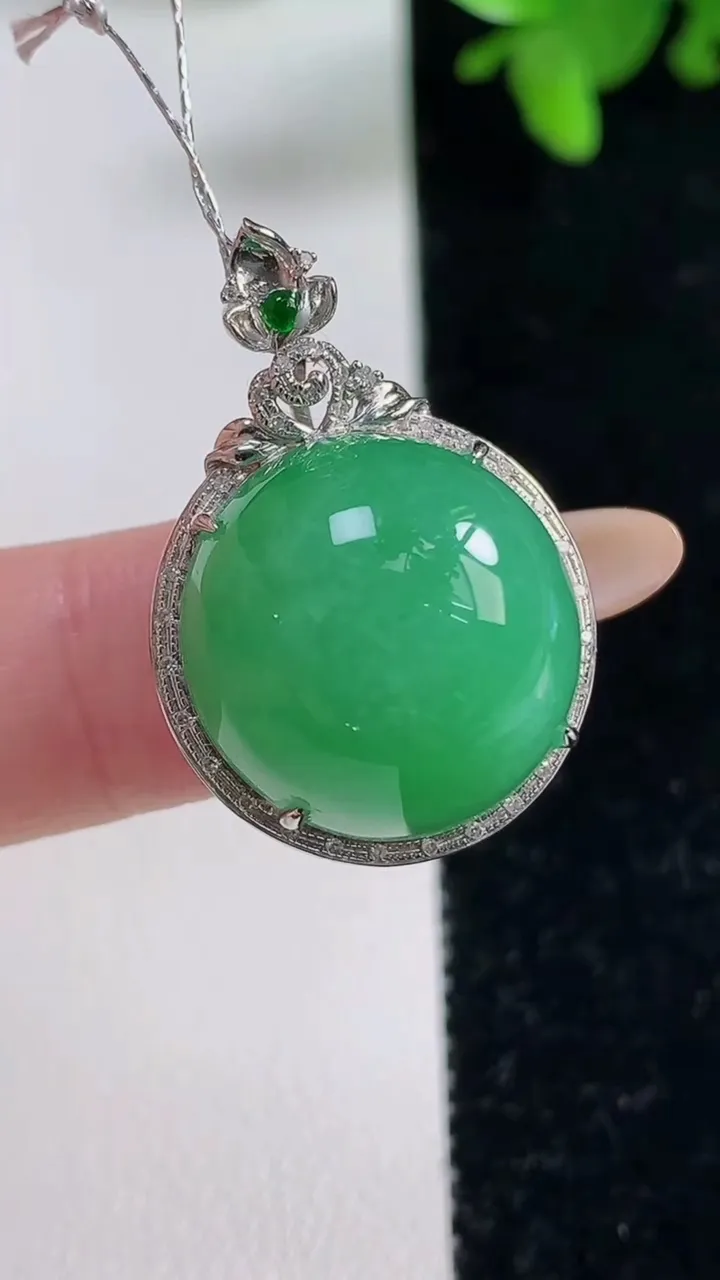 天然A货翡翠蛋面吊坠，尺寸29-18.7-13.4，裸石17.6-17重量:7.52g
11月4日