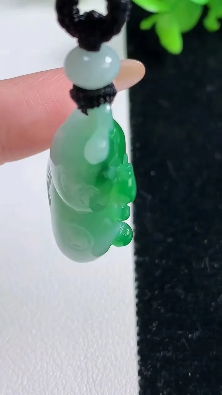 天然A货翡翠葫芦吊坠，尺寸35.3-20.3-12.3，重量:17.92g
11月4日