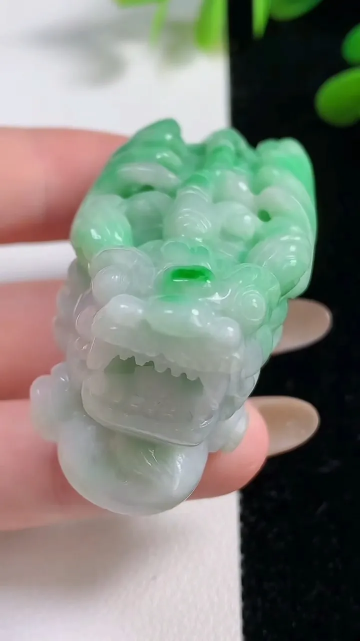 天然A货翡翠貔貅吊坠，尺寸60-26.8-26，重:68.48g
11月4日
