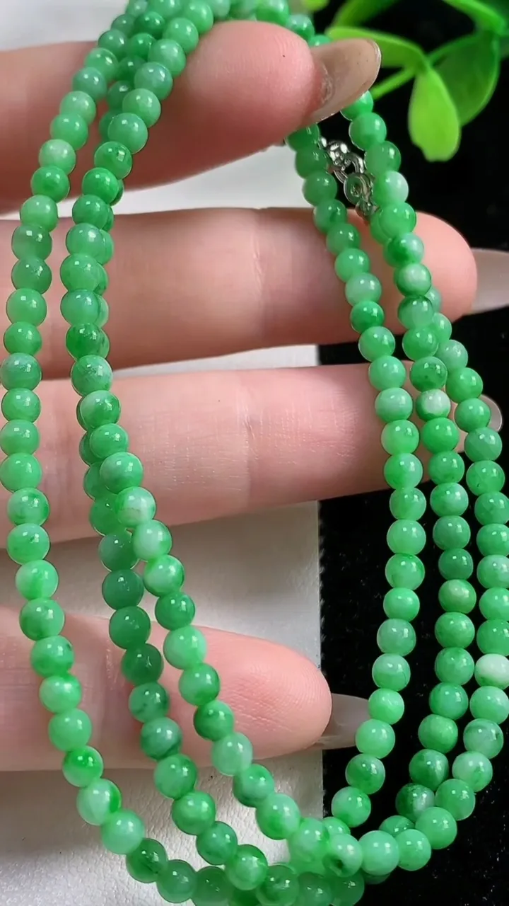 天然A货翡翠小米珠项链，尺寸3.4-168颗，重量:14.96g11月4日
工厂直销收藏佳品,种好水足，色泽均匀，有种有色，上手高大气！