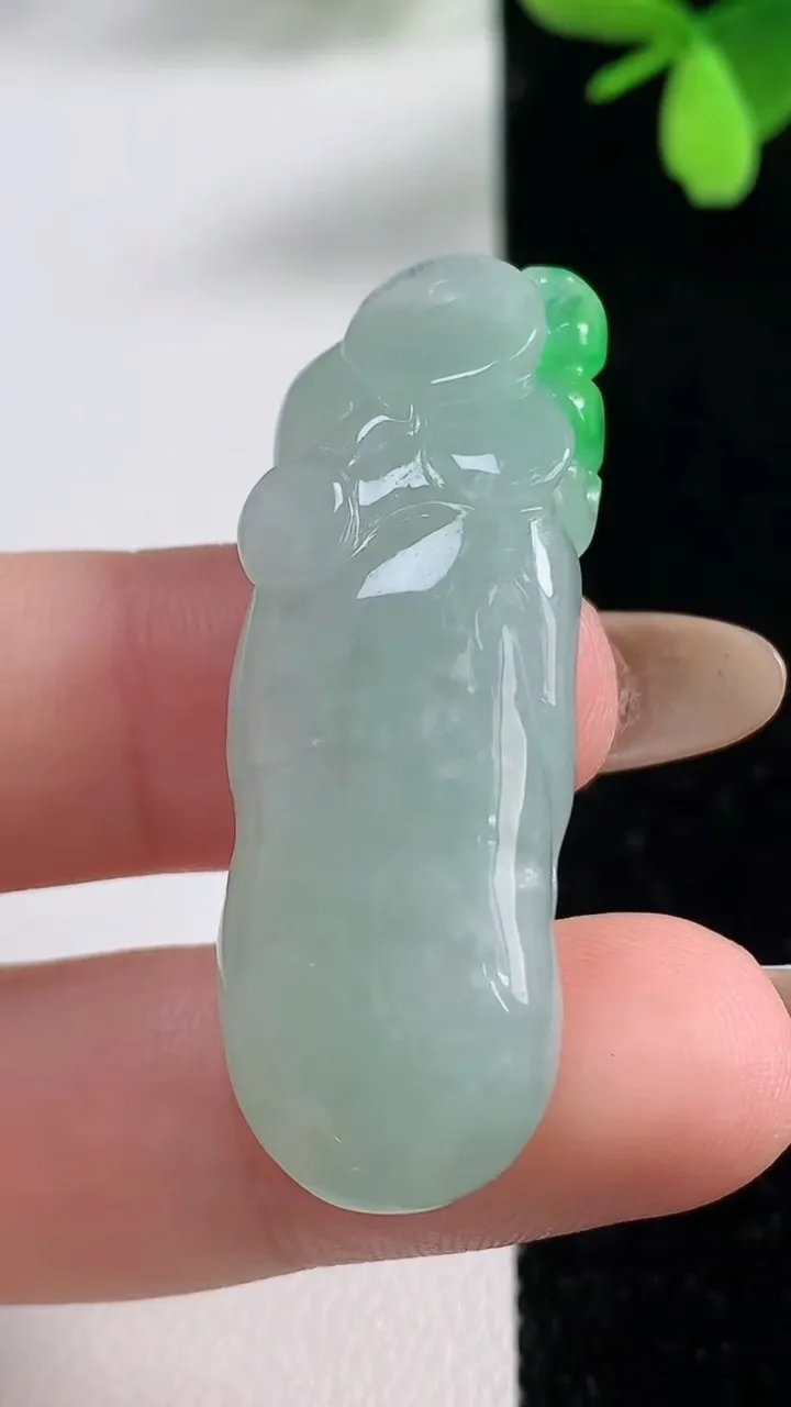 天然A货翡翠财神爷吊坠，尺寸43-15-9.3，重量:11.90g
11月4日