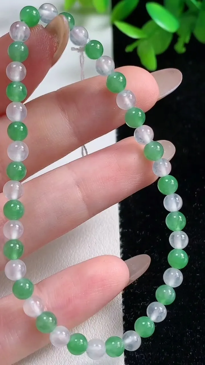 天然A货翡翠圆珠手串，尺寸4.8-42颗，重量:6.47g11月4日
工厂直销收藏佳品,种好水足，色泽均匀，有种有色，上手高大气！