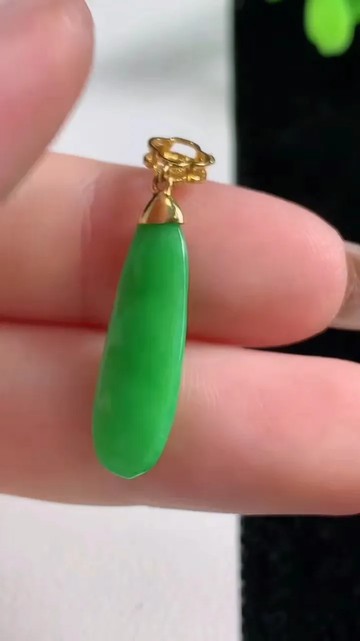 天然A货翡翠福豆吊坠，尺寸24-7.5-4.2，重量:2.64g
11月4日