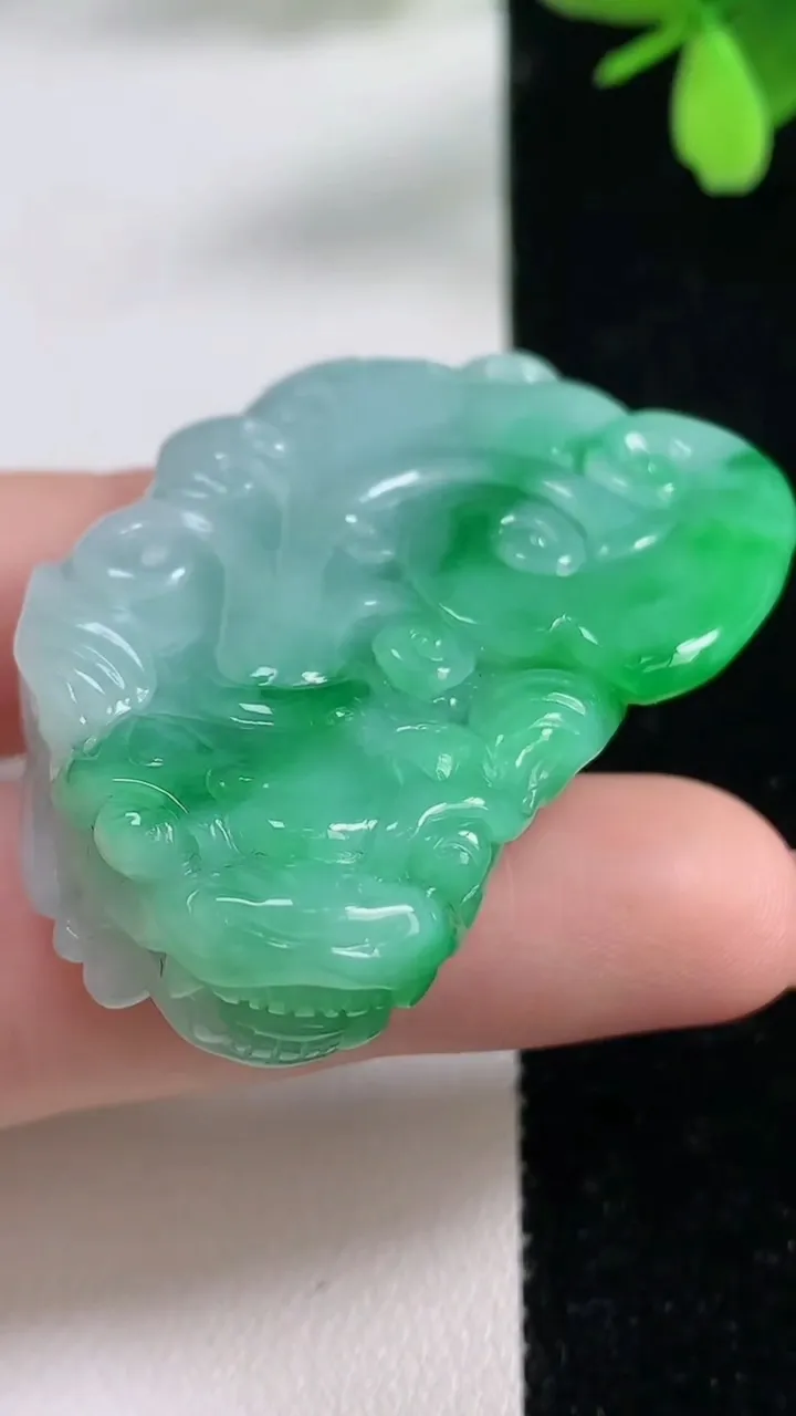 天然A货翡翠貔貅吊坠，尺寸50-27-12，重量:38.91g
11月4日