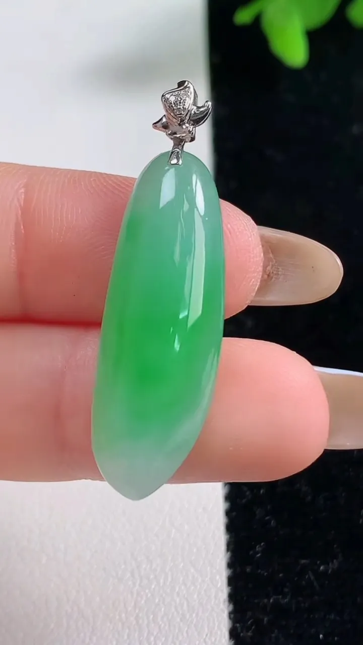 天然A货翡翠福瓜吊坠，尺寸31-10.9-5.9，重量:4.22g
11月4日