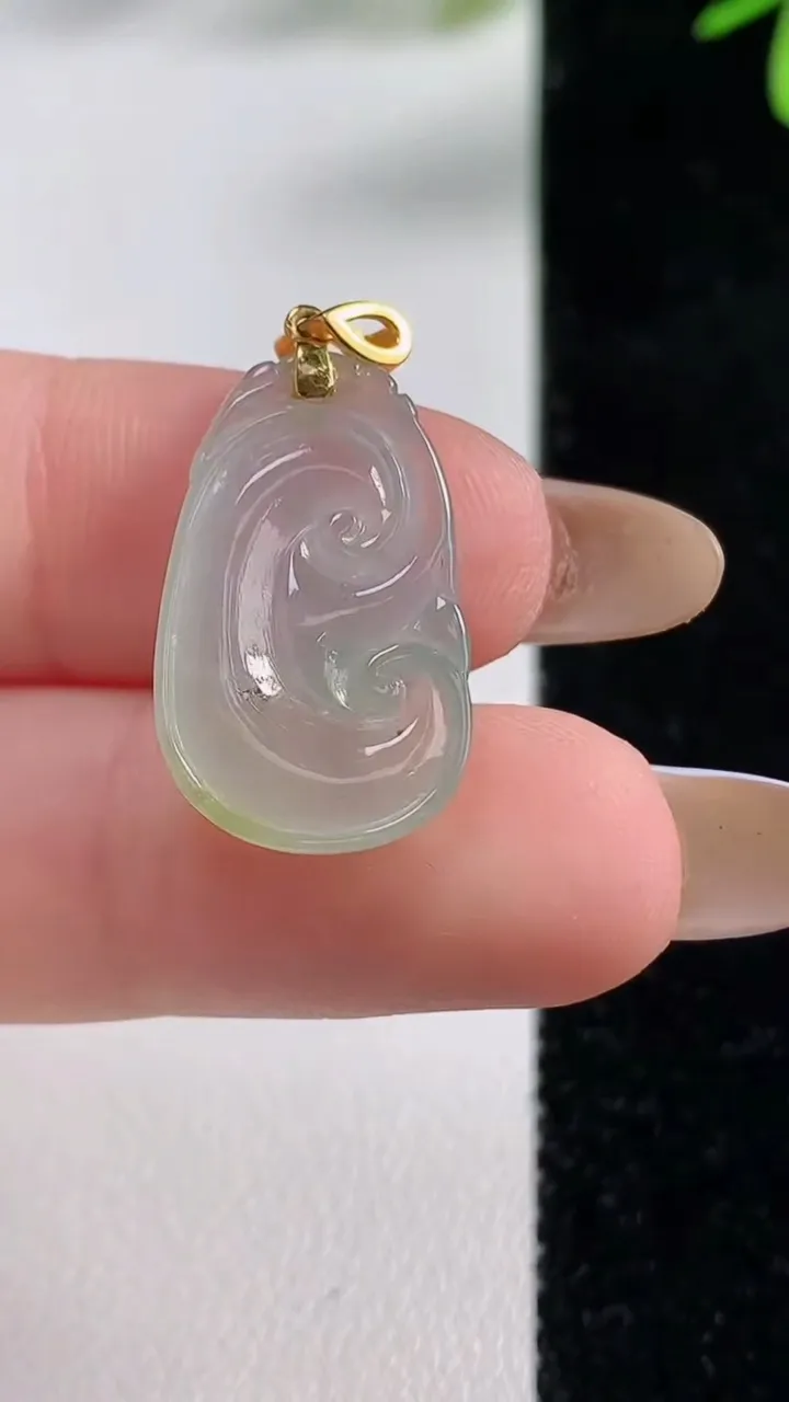 天然A货翡翠如意吊坠，尺寸22-13.3-4.5，重:2.53g
11月4日