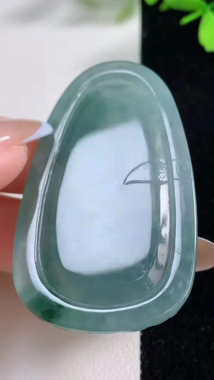 天然A货翡翠蓝水大日如来吊坠，尺寸61.3-34.5-6.2，重:22.16g
11月4日