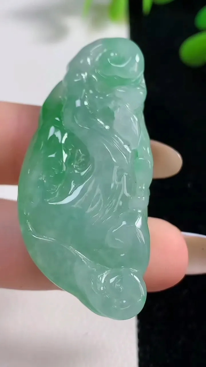 天然A货翡翠如意吊坠，尺寸49-22-8，重:17.11g
11月4日