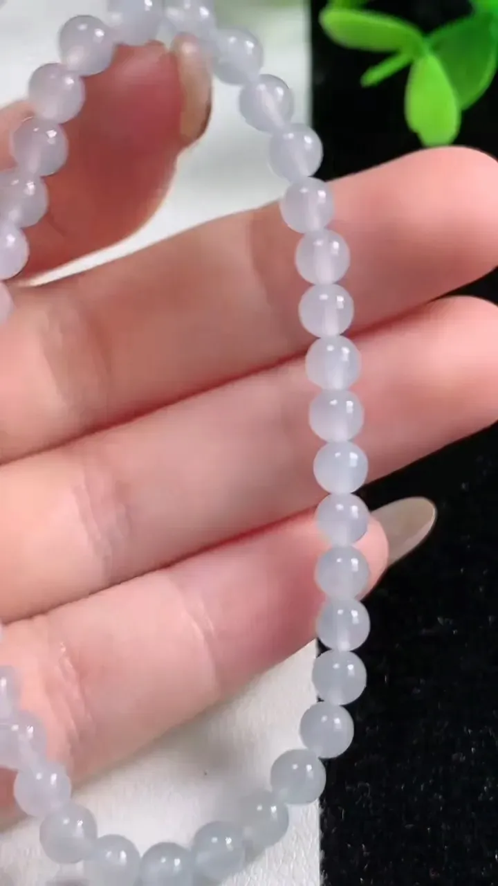 天然A货翡翠种白冰圆珠手串，尺寸4.8-37颗，重量:7.43g11月4日
工厂直销收藏佳品,种好水足，色泽均匀，有种有色，上手高大气！