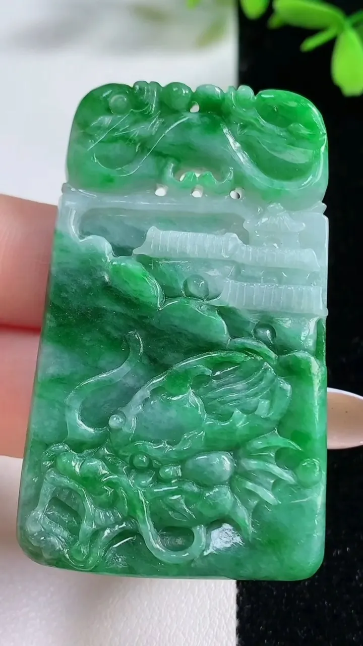 天然A货翡翠仿古牌吊坠，尺寸56.7-33.6-6.7，重:27.48g
11月4日