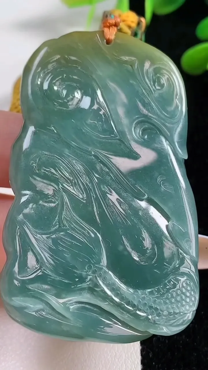 天然A货翡翠蓝水双彩龙牌吊坠，尺寸62.5-37-11.3，重:60.52g
11月4日