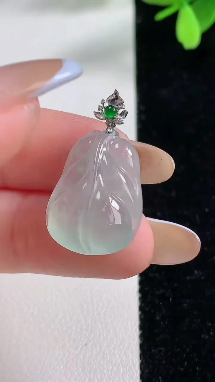 天然A货翡翠金枝玉叶 叶子吊坠，尺寸20-16-7，重量:3.97g
11月4日