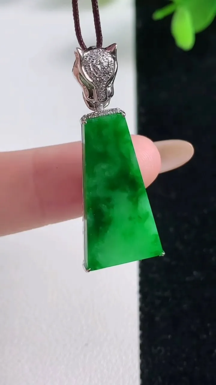 天然A货翡翠无事牌吊坠，尺寸24.6-11.7-4.5，重量:4.00g
11月4日
