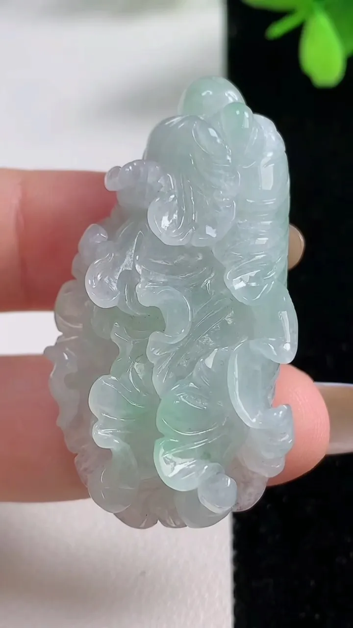 天然A货翡翠白菜吊坠，尺寸46.3-19.8-13，重量:20.59g
11月4日