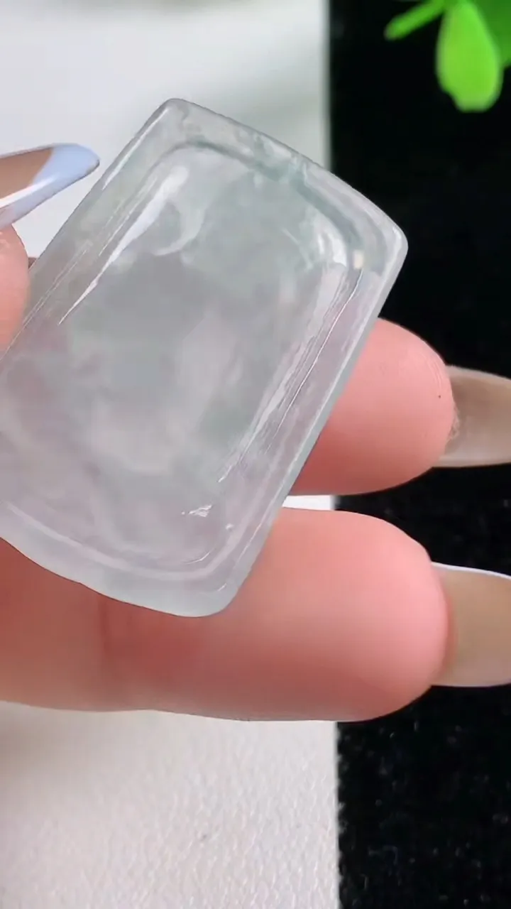 天然A货翡翠虚空藏菩萨吊坠，尺寸34.2-23.4-4.7，重量:7.34g
11月4日