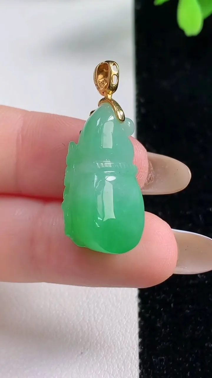 天然A货翡翠葫芦吊坠，尺寸24.8-11-11.5，重量:6.35g
11月4日