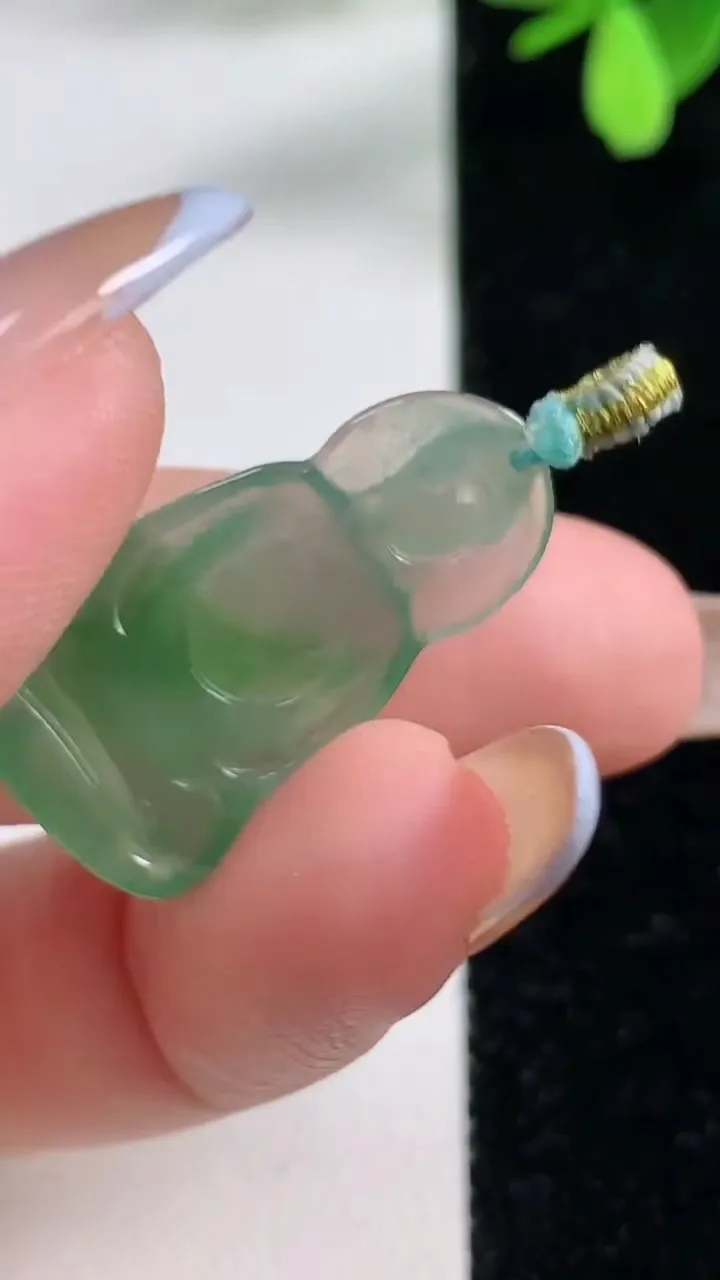 天然A货翡翠大日如来吊坠，尺寸27.6-15-4.2，重量:3.31g
11月4日