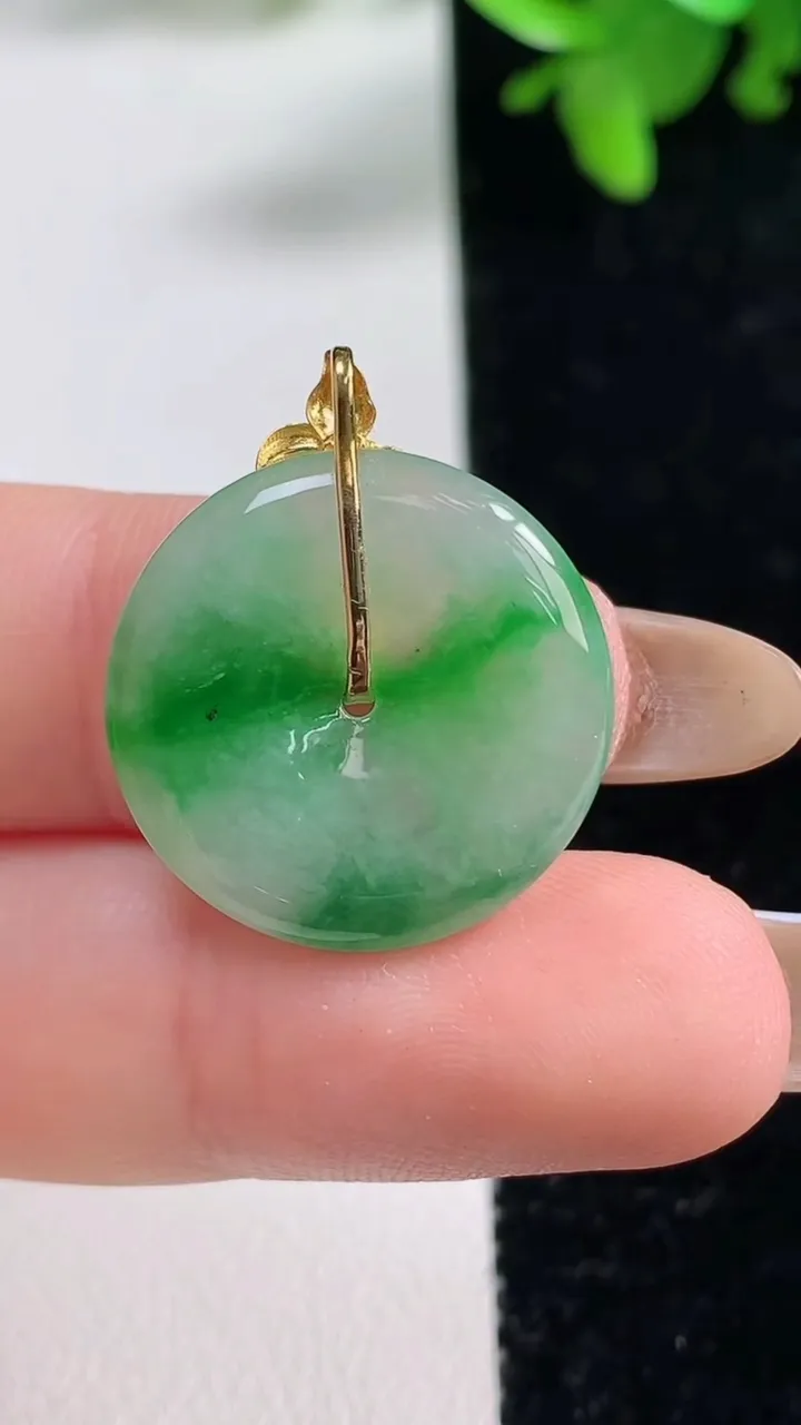 天然A货翡翠平安扣吊坠，尺寸20.9-3.6，重量:3.93g
11月4日