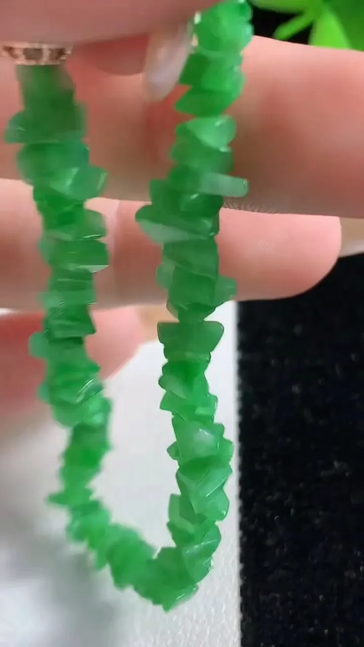 天然A货翡翠原石手串，尺寸4.3-2.9-1.7，重量:7.48g11月4日
工厂直销收藏佳品,种好水足，色泽均匀，有种有色，上手高大气！