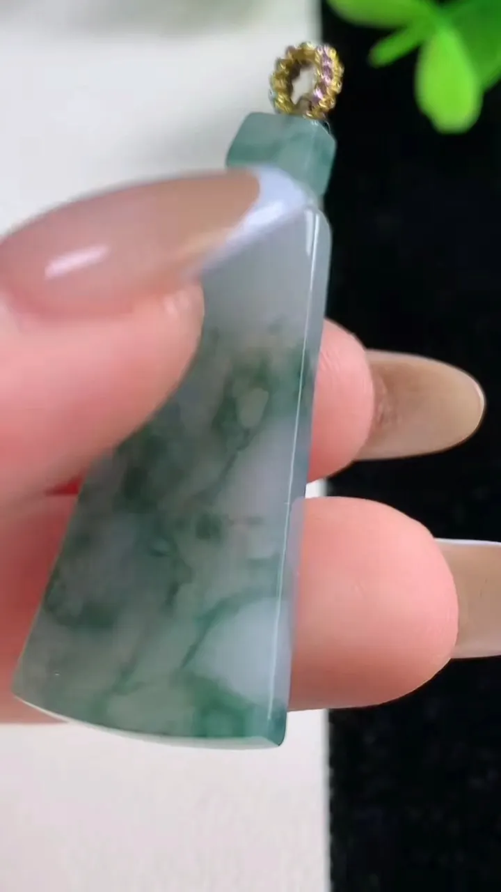 天然A货翡翠冰种飘花无事牌吊坠，尺寸36.5-16-3.8，重量:6.80g
11月4日