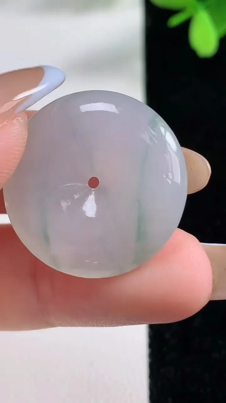 天然A货翡翠冰种飘花平安扣吊坠，尺寸25-6.4，重量:6.94g
11月4日