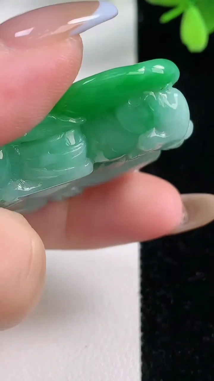 天然A货翡翠貔貅吊坠，尺寸50-27-12，重量:38.91g
11月4日