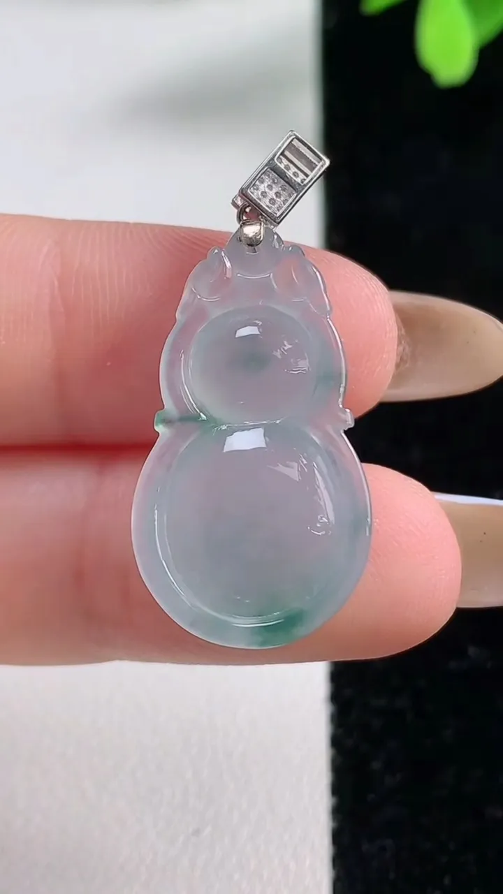 天然A货翡翠种飘花葫芦吊坠，尺寸25.5-14.6-6.2，重量:3.64g
11月4日