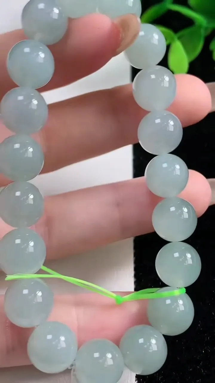 天然A货翡翠圆珠手串，尺寸10.2-19颗，重量:35.82g11月4日
工厂直销收藏佳品,种好水足，色泽均匀，有种有色，上手高大气！