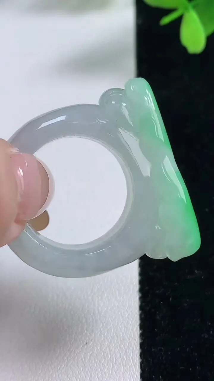 天然A货翡翠荷叶指环扳指，尺寸20.2-33.6-11.6-9.1，重量:21.13g2025年11月4日
工厂直销收藏佳品,种好水足，色泽均匀，有种有色，上手高大气！