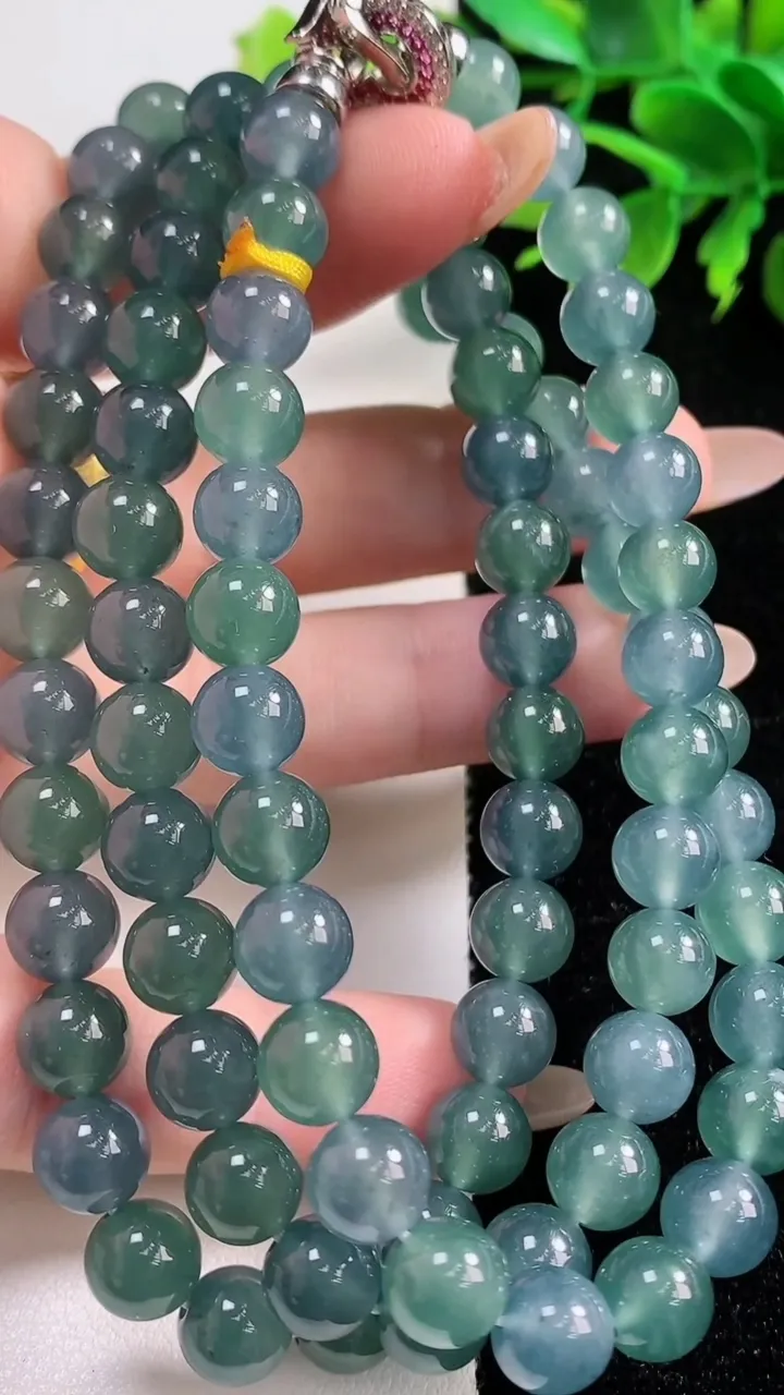 天然A货翡翠圆珠项链，尺寸7.7-86颗，重量:70.25g
11月4日