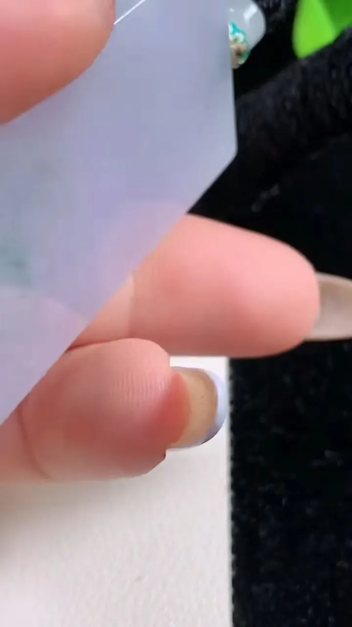 天然A货翡翠紫罗兰飘花无事牌吊坠，尺寸55.6-29.5-5.3，重量:31.51g
11月4日