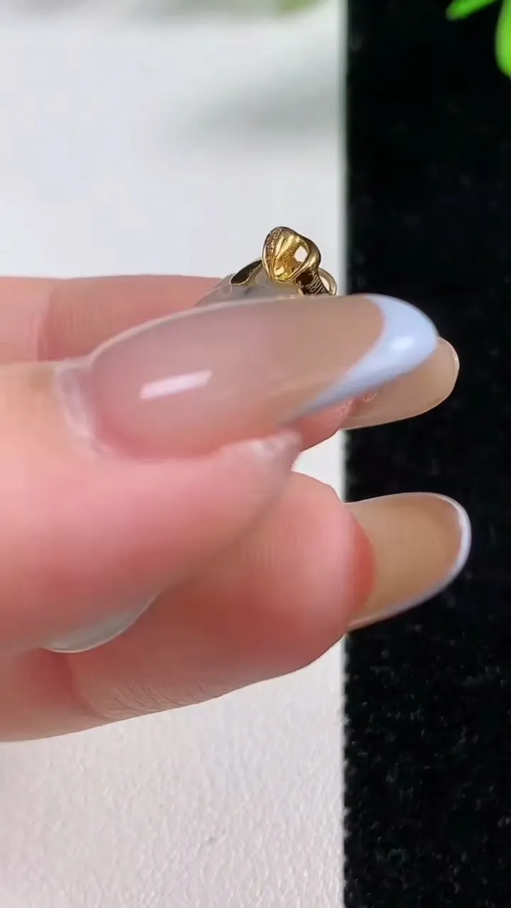 天然A货翡翠种飘花如意吊坠，尺寸29-16.5-5，重:3.95g
11月4日