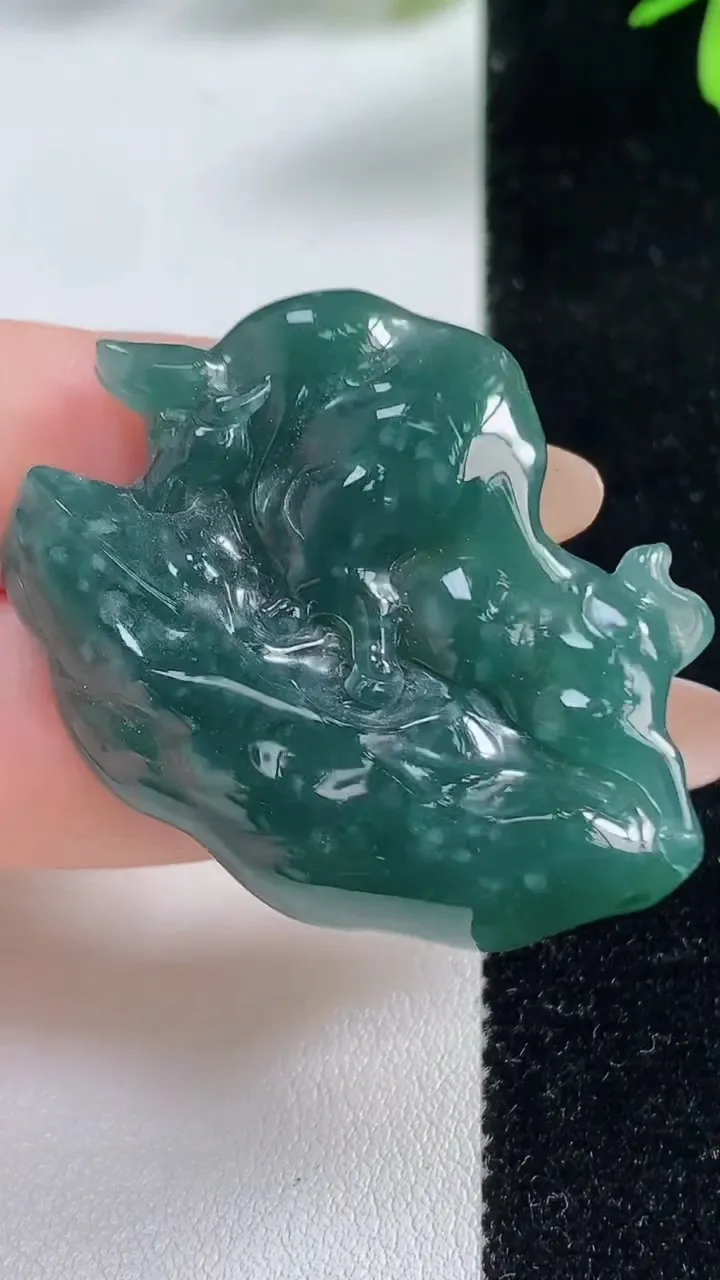 天然A货翡翠蓝水生肖牛吊坠，尺寸42-32.8-7.4，重:18.57g
11月4日