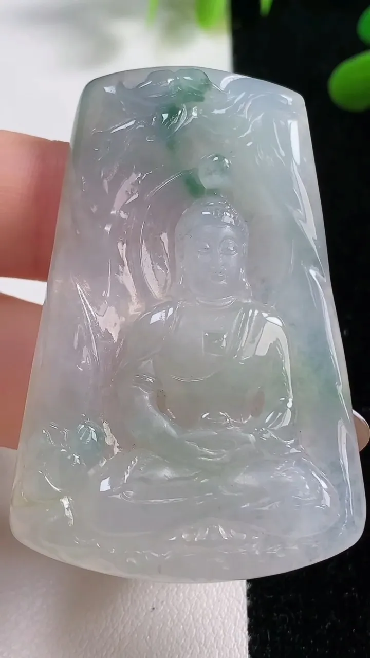 天然A货翡翠飘花大日如来吊坠，尺寸53.6-36.2-6.3，重:23.09g
11月4日