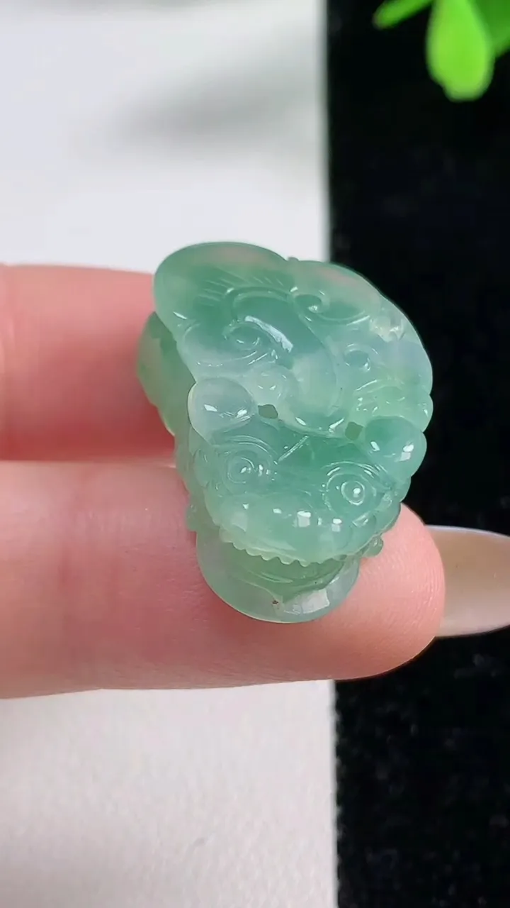 天然A货翡翠貔貅吊坠，尺寸26.2-16.5-9.7，重量:9.51g
11月4日