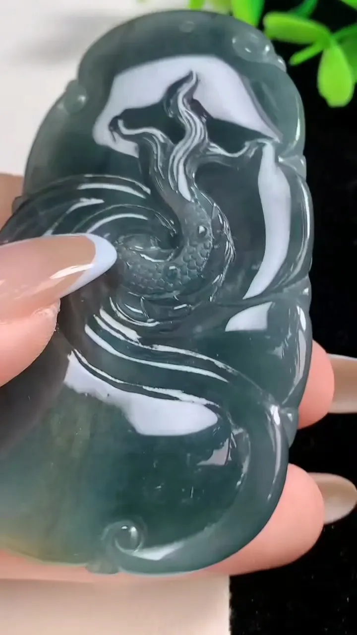 天然A货翡翠双彩龙牌吊坠，尺寸75-42-12.6，重:61.86g
11月4日