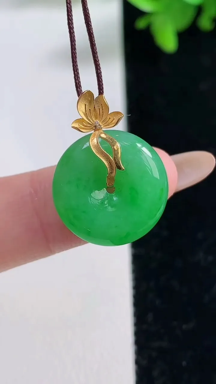天然A货翡翠平安扣吊坠，尺寸16.5-4.5，重量:2.72g
11月4日