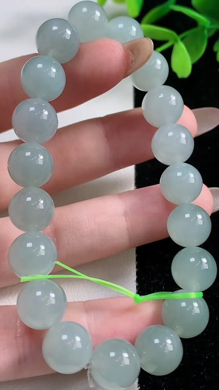 天然A货翡翠圆珠手串，尺寸10.2-19颗，重量:35.82g11月4日
工厂直销收藏佳品,种好水足，色泽均匀，有种有色，上手高大气！