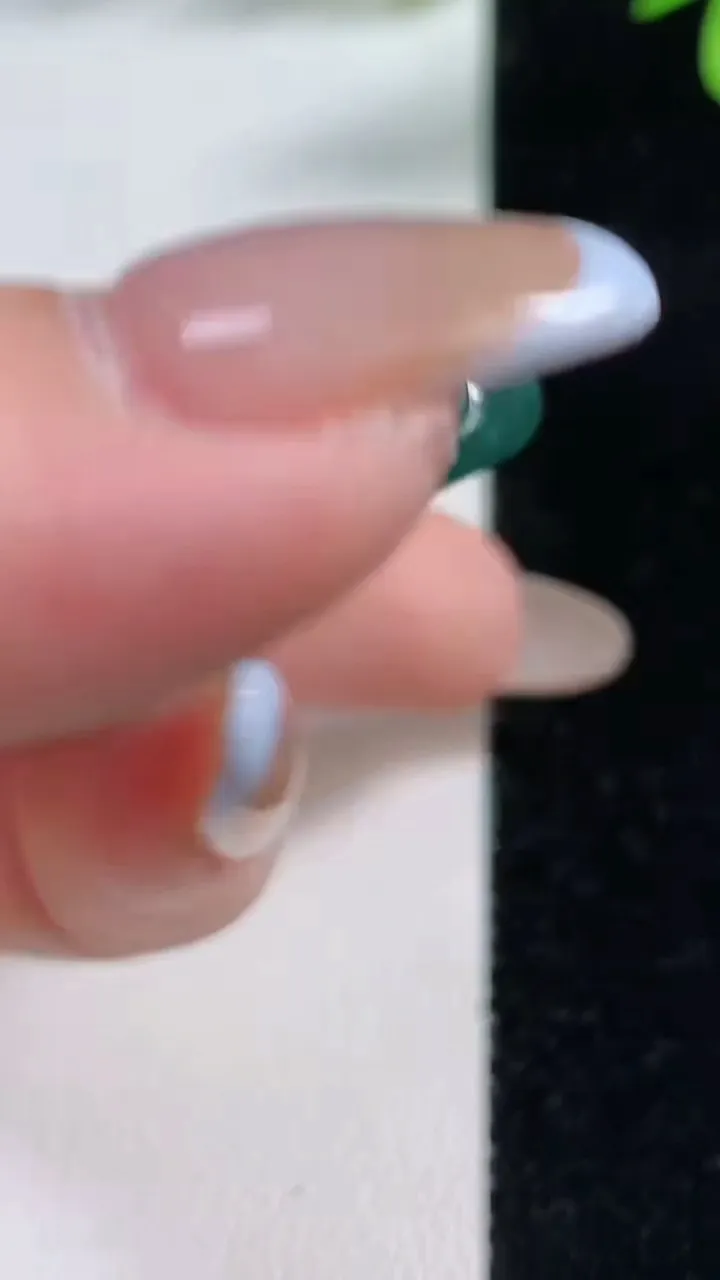 天然A货翡翠蓝水生肖牛吊坠，尺寸42-32.8-7.4，重:18.57g
11月4日