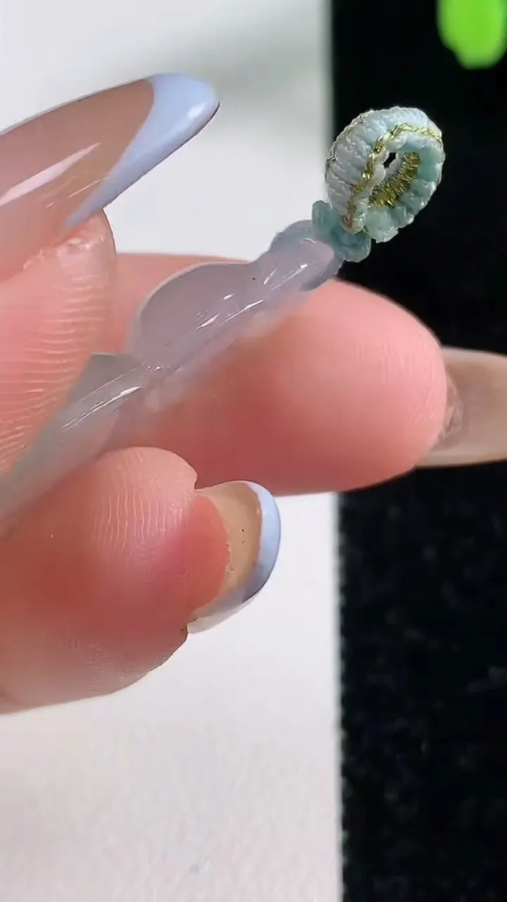 天然A货翡翠葫芦吊坠，尺寸30.4-16.5-5.5，重量:4.10g
11月4日