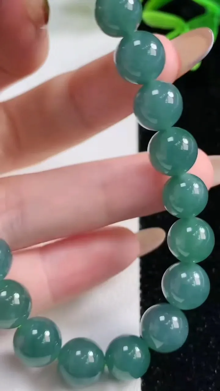 天然A货翡翠圆珠手串，尺寸9.6-21颗，重量:33.40g11月4日
工厂直销收藏佳品,种好水足，色泽均匀，有种有色，上手高大气！