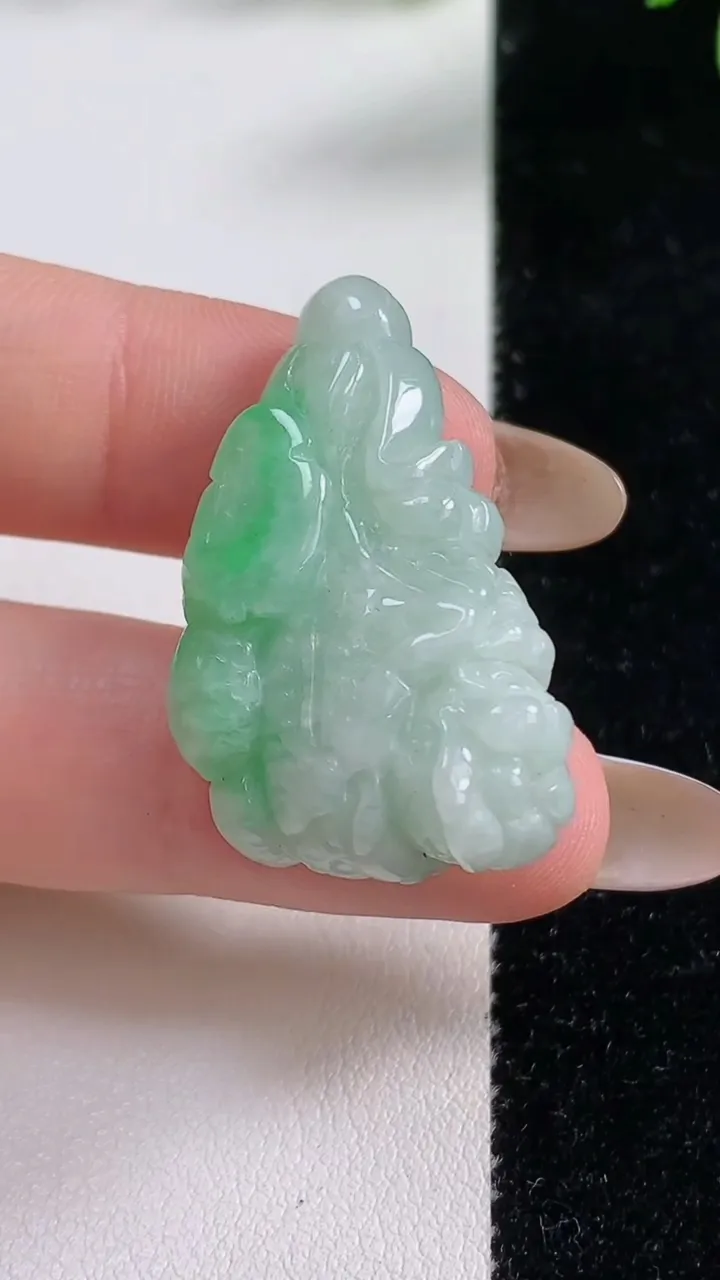 天然A货翡翠白菜吊坠，尺寸33.5-20.4-10，重:10.75g
11月4日