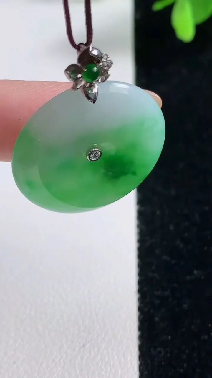 天然A货翡翠平安扣吊坠，尺寸25.6-5.3，重量:7.47g
11月4日