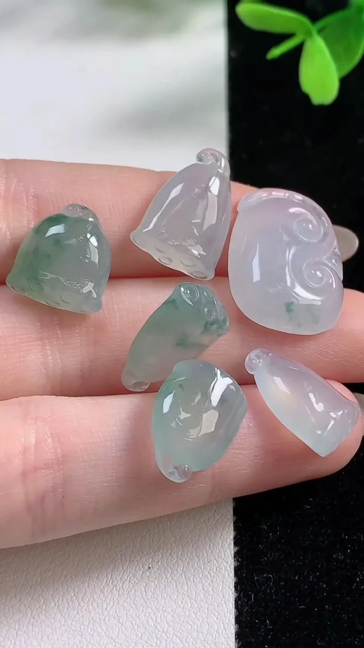 天然A货翡翠冰种飘花如意吊坠一手，尺寸21.3-15.6-4.6，重量:10.79g
11月4日