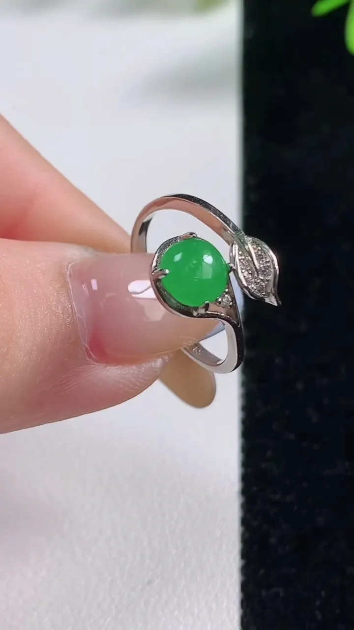天然A货翡翠蛋面戒指，尺寸6.2-6.2，重:1.77g2025年11月4日
工厂直销收藏佳品,种好水足，色泽均匀，有种有色，上手高大气！