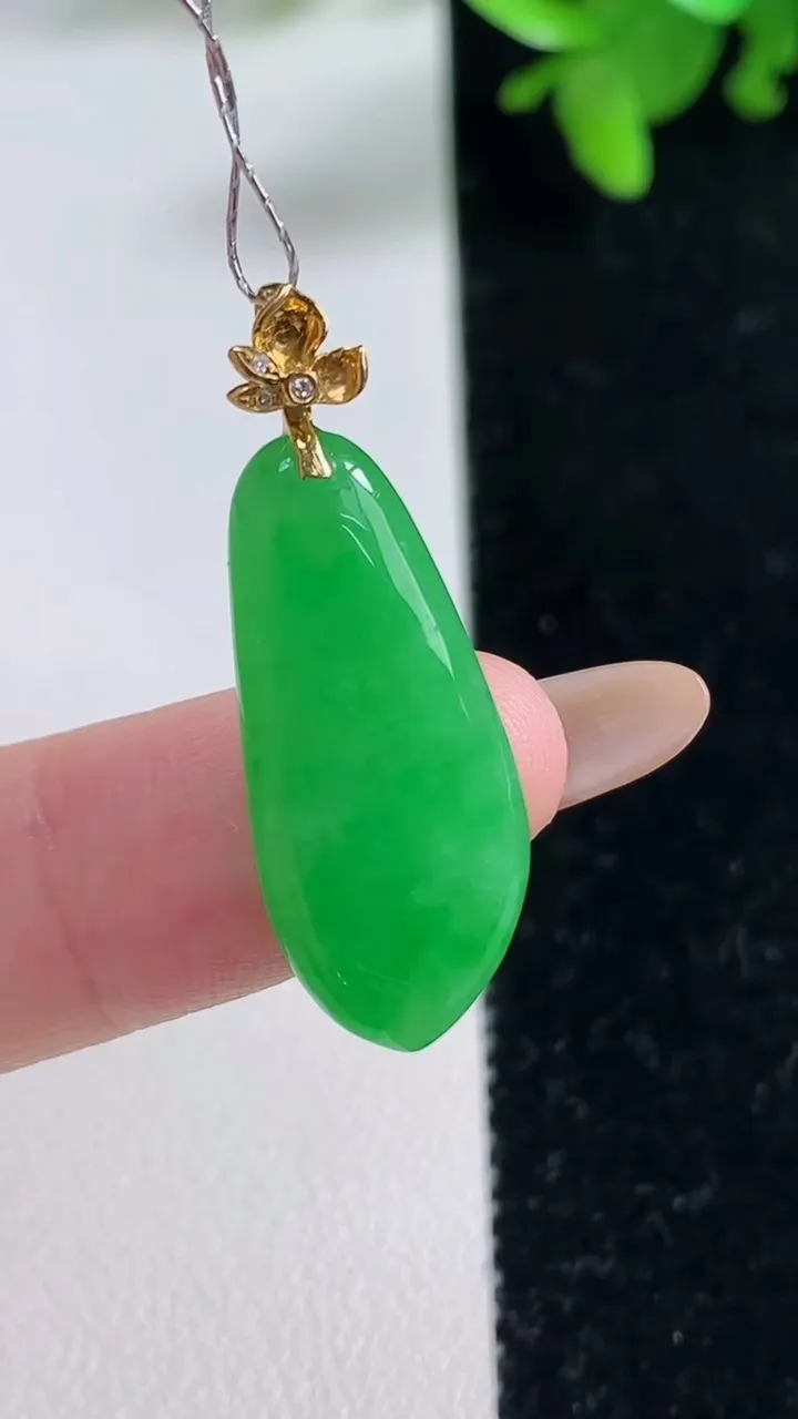 天然A货翡翠福瓜吊坠，尺寸24.2-11-3.3，重量:2.55g
11月4日