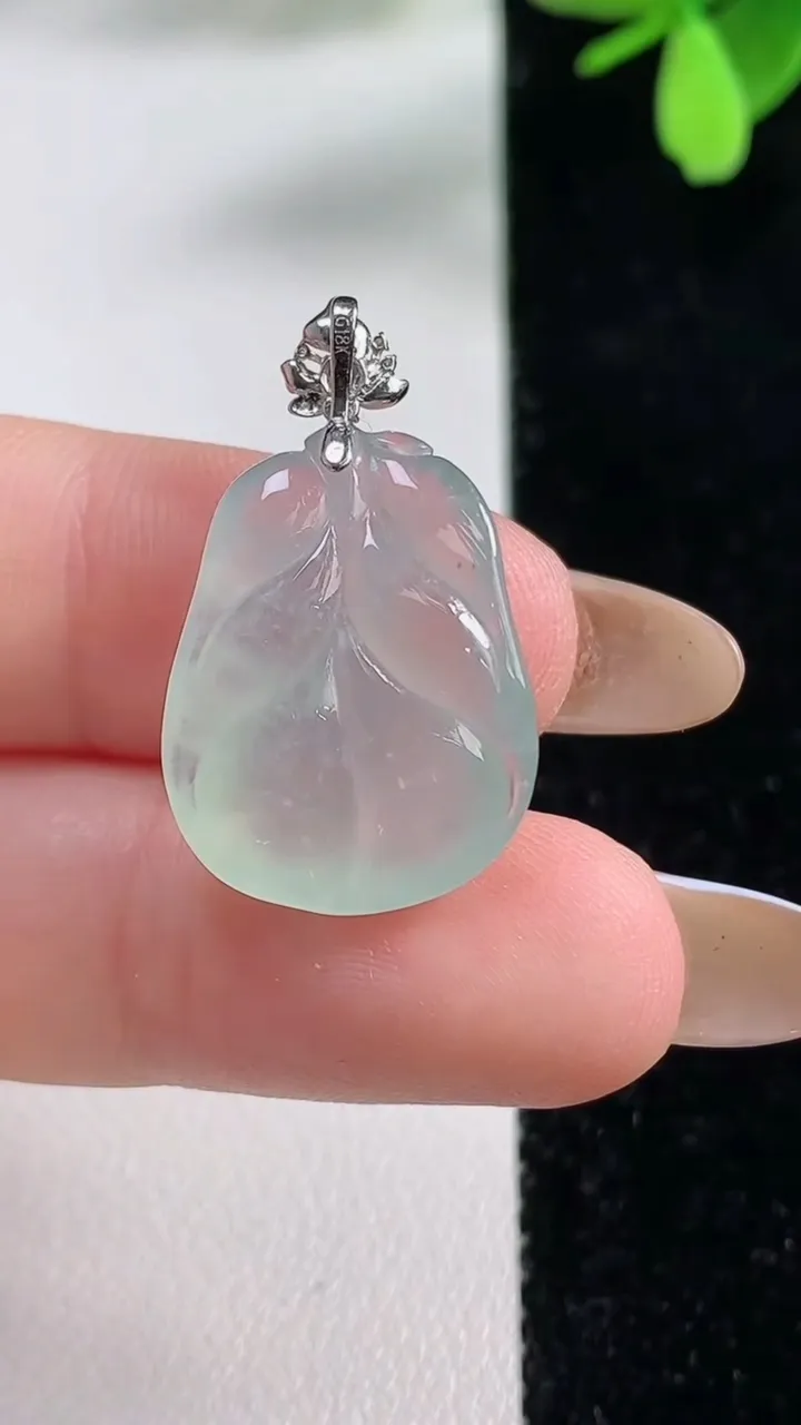 天然A货翡翠金枝玉叶 叶子吊坠，尺寸20-16-7，重量:3.97g
11月4日