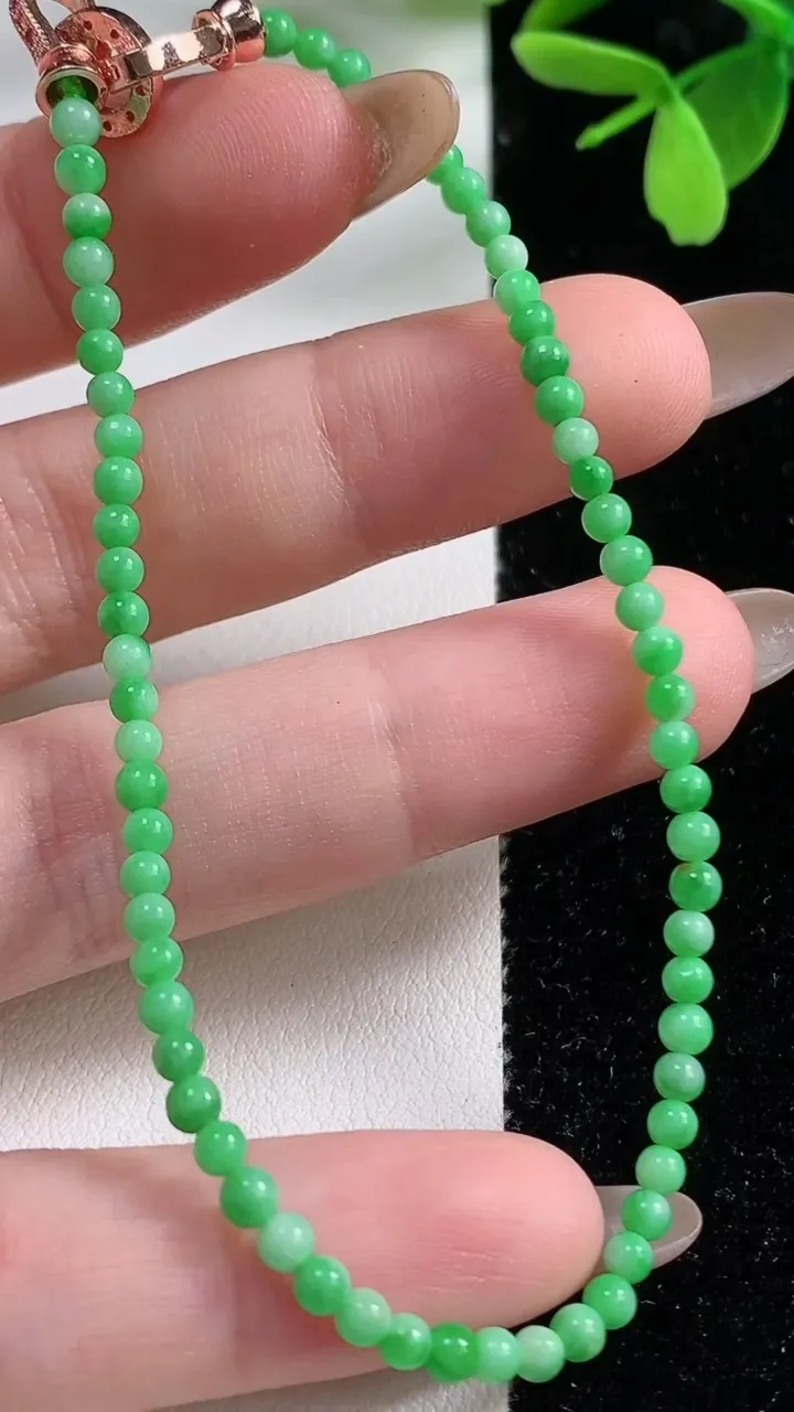 天然A货翡翠小米珠手串，尺寸3-66颗，重量:5.19g11月4日
工厂直销收藏佳品,种好水足，色泽均匀，有种有色，上手高大气！