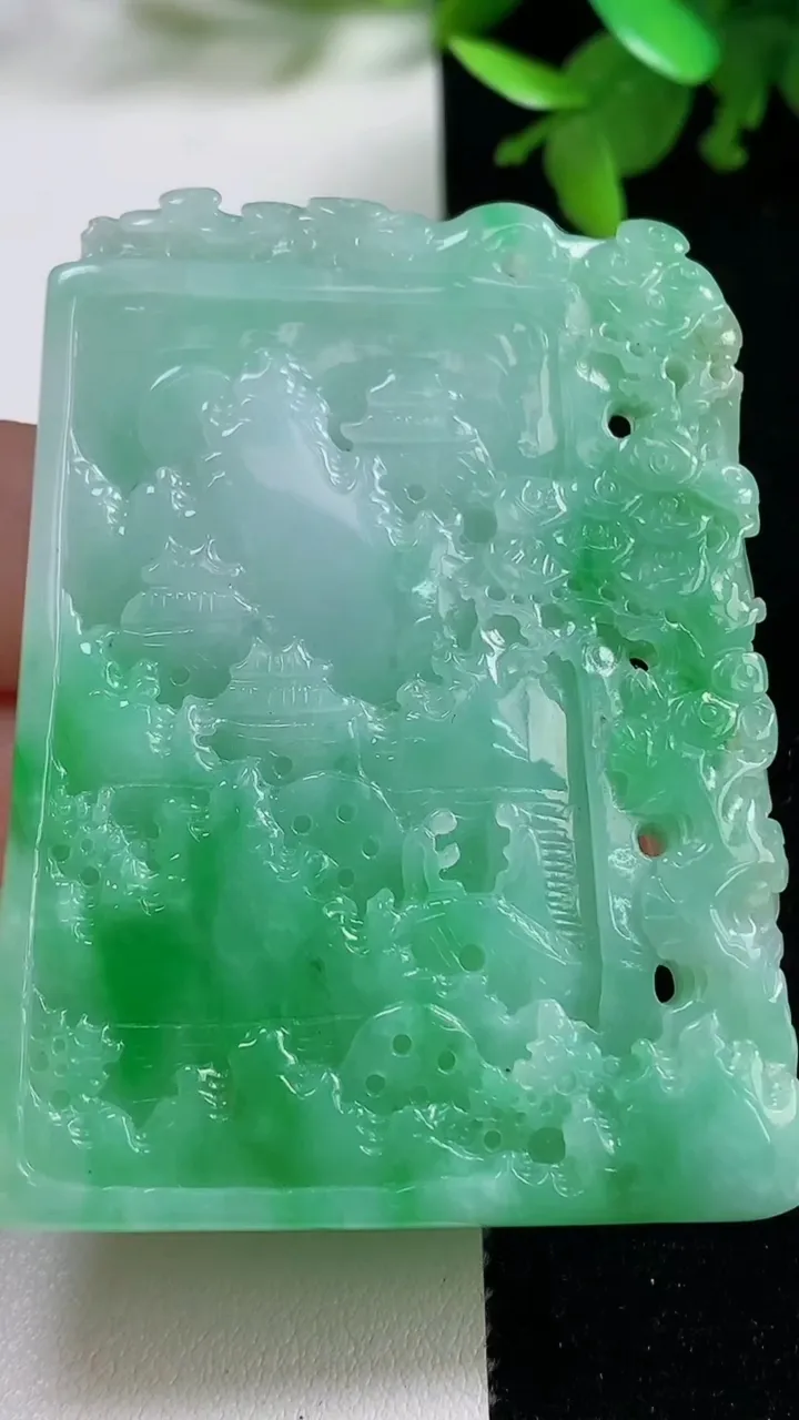 天然A货翡翠山水牌吊坠，尺寸59-44.3-5.3，重量:36.69g
11月4日