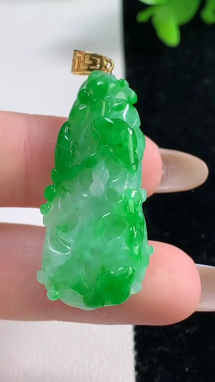 天然A货翡翠白菜吊坠，尺寸35.6-16-8.3，重量:8.10g
11月4日